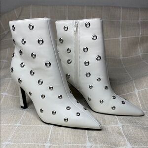 Womens Anne Michelle White Ankle Boots Pointed Toe Stiletto Heel Grommet Accents